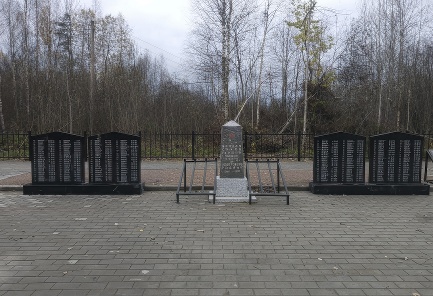 Братская могила воинов Советской Армии, погибших в боях с немецко-фашистскими захватчиками в период Великой Отечественной войны.